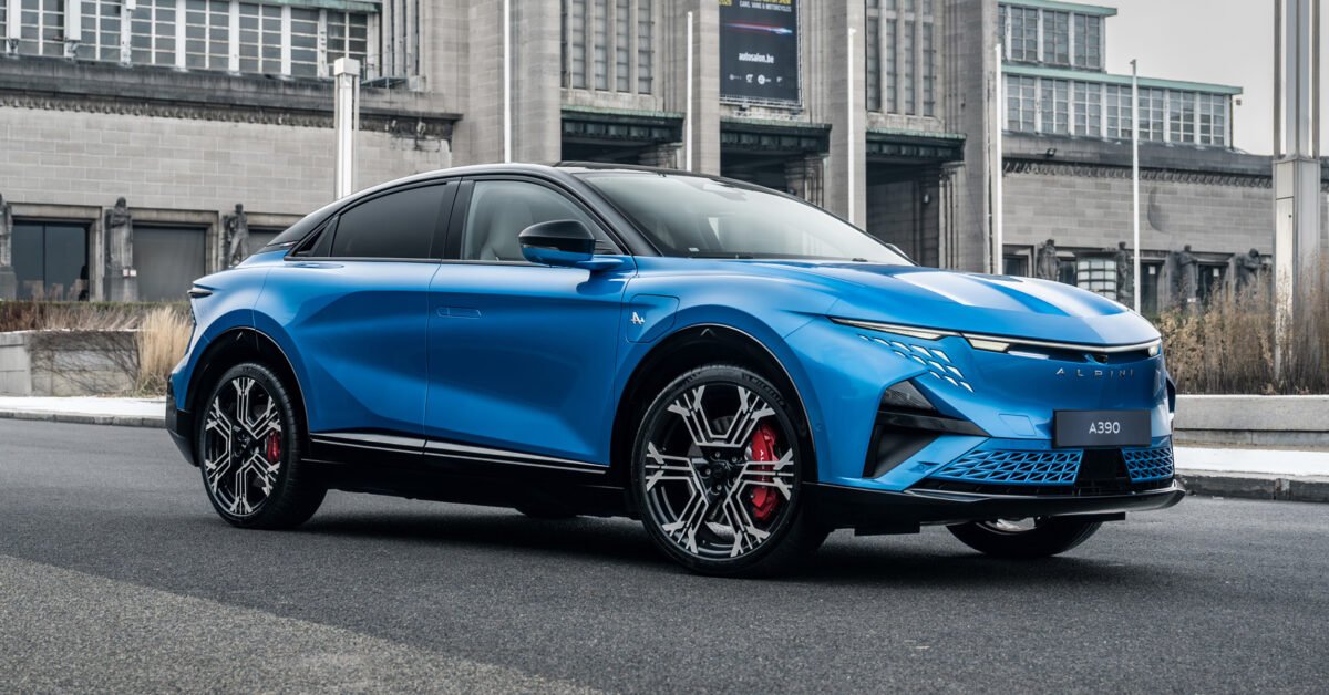 Electric Alpine A390 coupé-SUV debuts